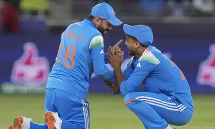 பரபரப்பான மேட்ச்…! திடீரென மைதானத்தில் வைத்தே அக்சர் படேல் காலில் விழுந்த விராட் கோலி… காரணம் என்ன..? வைரலாகும் வீடியோ..!!