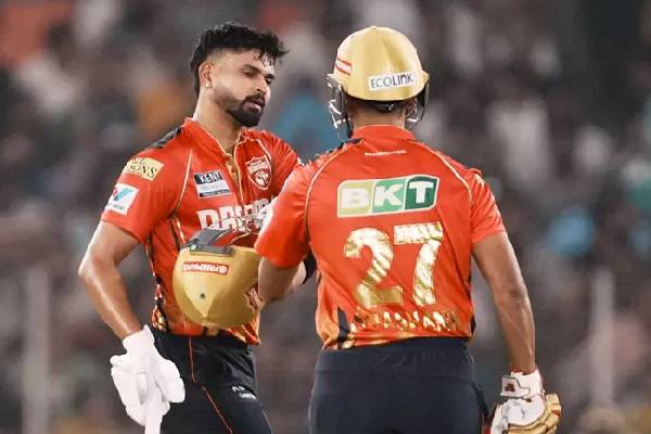 PBKS vs GT: “சதமே வேண்டாம்” அணிக்காக ஸ்ரேயாஸ் ஐயர் செய்த தியாகம்… அந்த வார்த்தையால் ஷஷாங்ச நெகிழ்ச்சி..!!