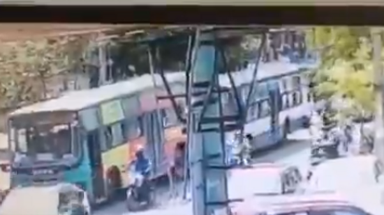 2 பேருந்துகள்… “நடுவில் நசுங்கிய ஆட்டோ”… பரிதாபமாக போன 2 உயிர்கள்.. நெஞ்சை பதற வைக்கும் வீடியோ..!!