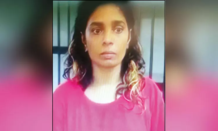 “உள்ளாடையில் மறைத்து வைத்து”… எப்படிலாம் கடத்துறாங்க… லட்சக்கணக்கில் சிக்கிய பொருள்… இளம்பெண் அதிரடி கைது..!!