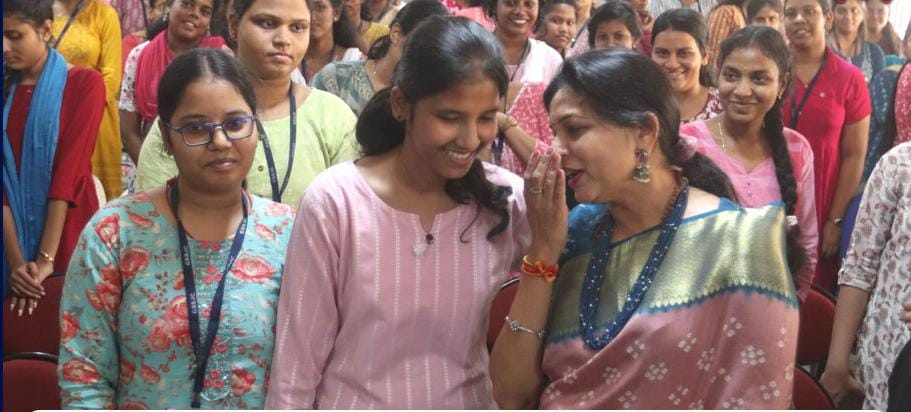 பெற்றோர்களை மதித்து பழகுங்கள்… சௌமியா அன்புமணி கல்லூரி மாணவிகளுக்கு அட்வைஸ்…!!