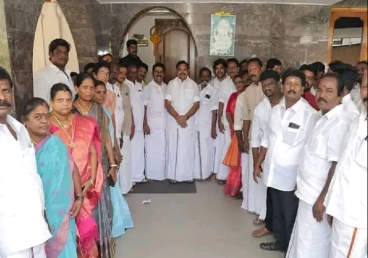 FLASH: டிடிவி தினகரனுக்கு ஷாக்…!  அமமுக-வில் இருந்து கூண்டோடு விலகி இபிஎஸ் முன்பாக அதிமுகவில் ஐக்கியம்…!!!