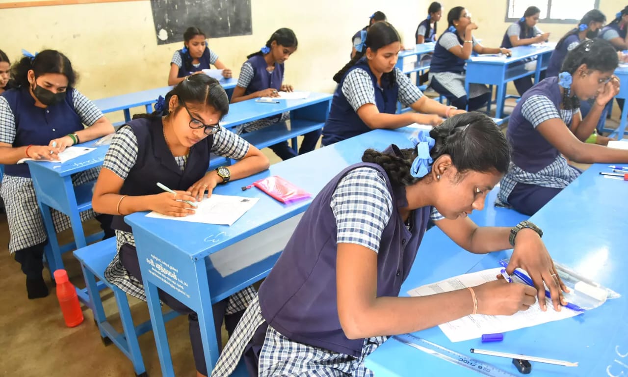 11ஆம் வகுப்பு பொதுத்தேர்வு…. 11,070 மாணவர்கள் ஆப்சென்ட்… அரசு தேர்வுகள் இயக்ககம் தகவல்…!!