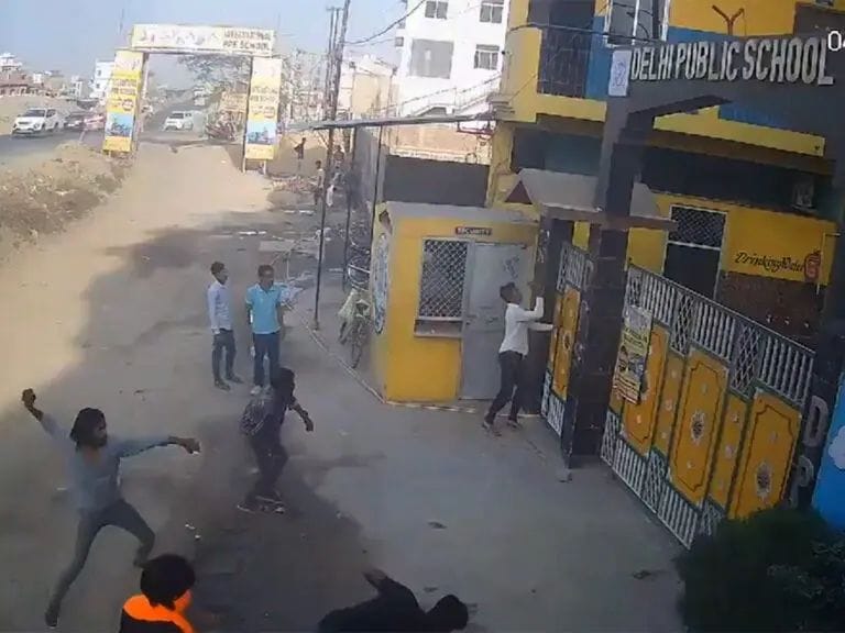 பள்ளியில் வெடிகுண்டு தாக்குதல் நடத்திய 12 பேர்…. சிசிடிவியில் பதிவான பகீர் சம்பவம்…. அச்சத்தில் பெற்றோர்கள்..!!