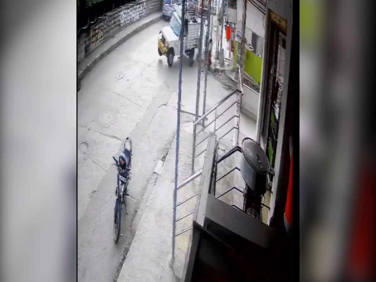 சாலையில் நடந்து சென்ற பெண்….எதிரே வந்த மினி வேன்… நூலிழையில் உயிர் தப்பிய அதிசயம்…!!