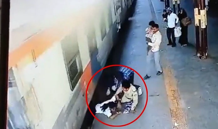 ஓடும் ரயிலில் ஏற முயன்ற 14 வயது சிறுமி… உயிரைக் காப்பாற்றிய காவலர்… அதிர்ச்சி வீடியோ…!!