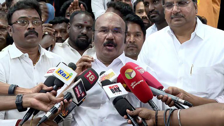 “நீங்க துருவி துருவி கேட்டாலும் செங்கோட்டையன் பற்றி கருத்து சொல்ல முடியாது”… ஜெயக்குமார் அதிரடி..!!