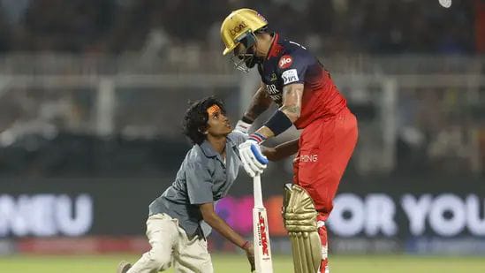 KKR vs RCB: போட்டியின் போது திடீரென ஓடி வந்து காலில் விழுந்த ரசிகர்.. யோசிக்காமல் விராட் கோலி செஞ்ச விஷயம்… கிங்குன்னு சும்மாவா சொல்றாங்க..!!