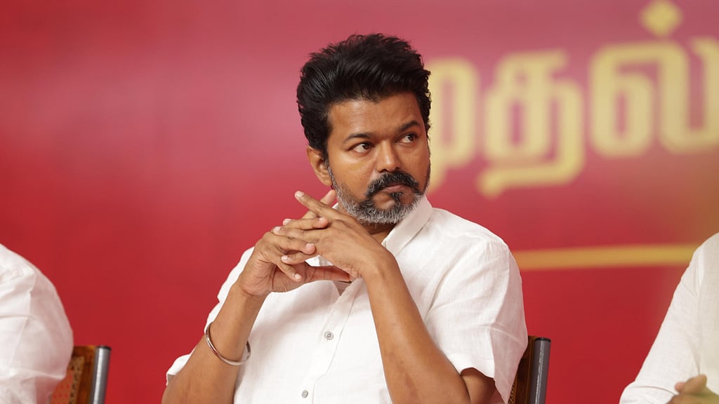 பாவம்..!! அவரே கன்பியூசன் ஆகிட்டாரு… கவிதையை கரெக்டா சொல்லிட்டு கவிஞரின் பெயரை மாற்றி சொல்லிட்டீங்களே விஜய்….!!!