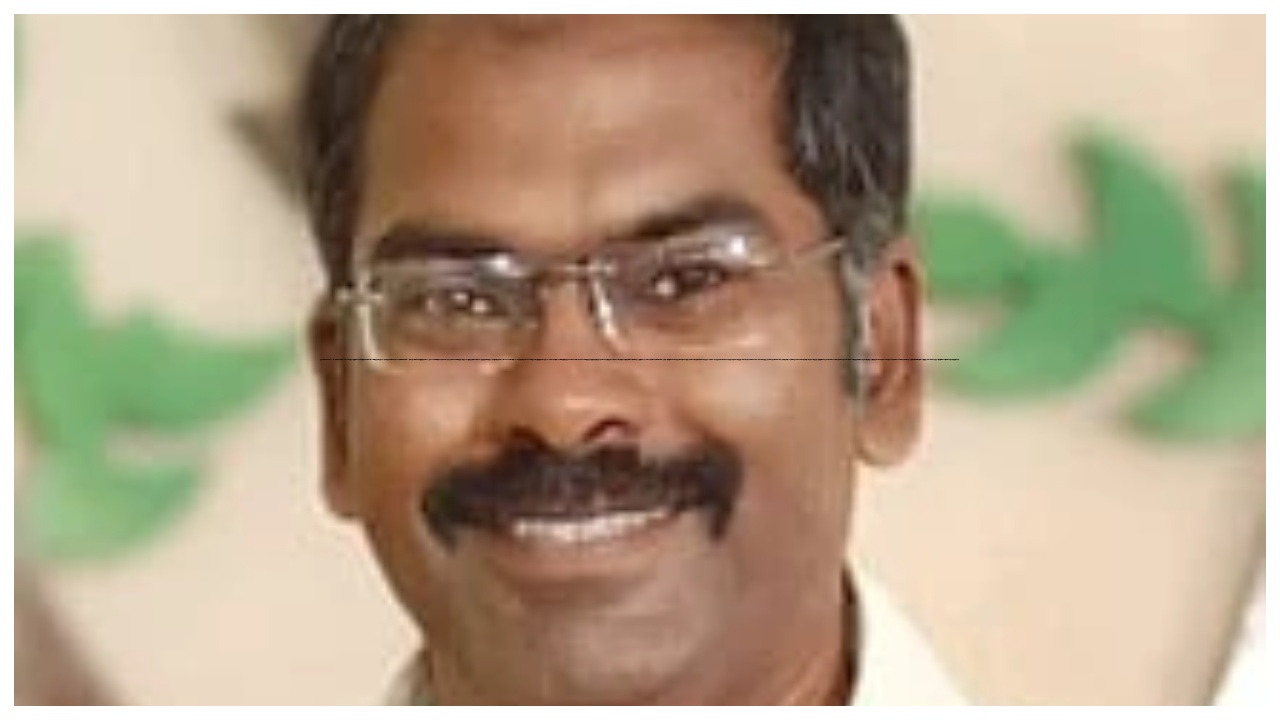 லாரி மீது மோதி சுக்குநூறாக நொறுங்கிய கார்…. துடிதுடித்து இறந்த தொழிலதிபர்…. கோர விபத்து….!!