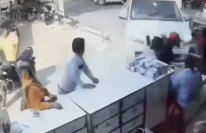 “ஜெட் வேகத்தில் வந்த கார்”… மருந்து கடைக்குள் புகுந்து பயங்கர விபத்து… 2 பேர் பலி..‌ அதிர்ச்சி வீடியோ…!!