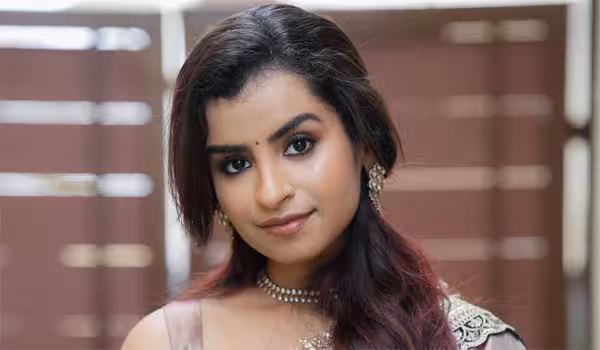 அவுத்து போட்டு காட்டினா பட வாய்ப்பு கிடைக்குமா..? ரசிகரின் கேள்வியால் கோபத்தில் பொங்கிய ஷிவாங்கி..!!