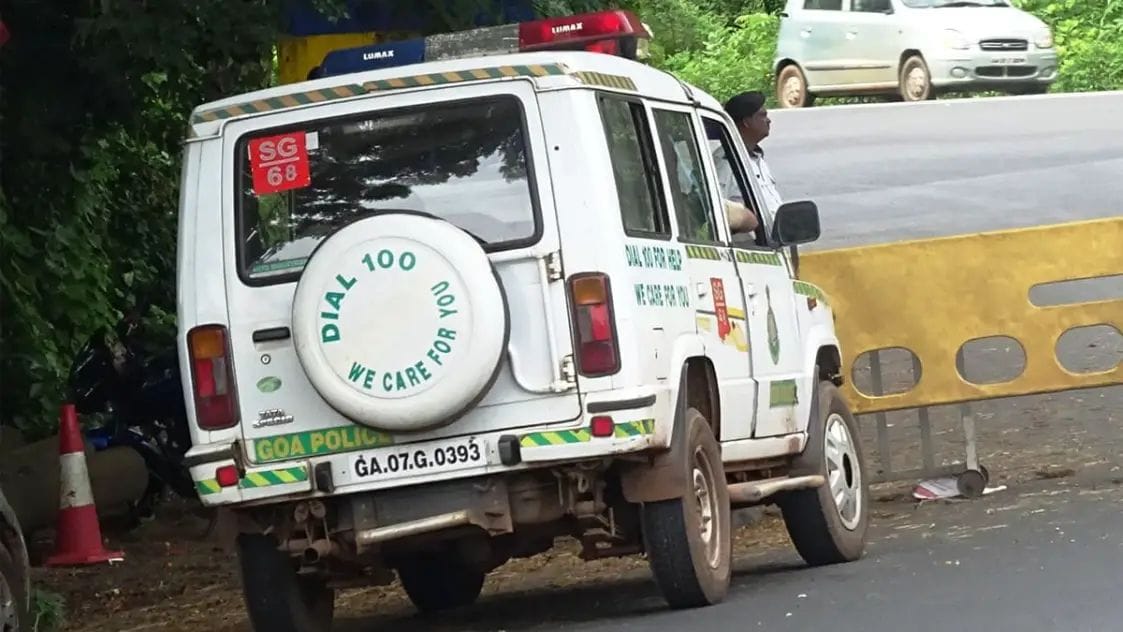 திடீரென சரிந்து விழுந்த மரம்…. நொடி பொழுதில் உயிர் தப்பிய டெலிவரி பாய்…. பகீர் வீடியோ…!!