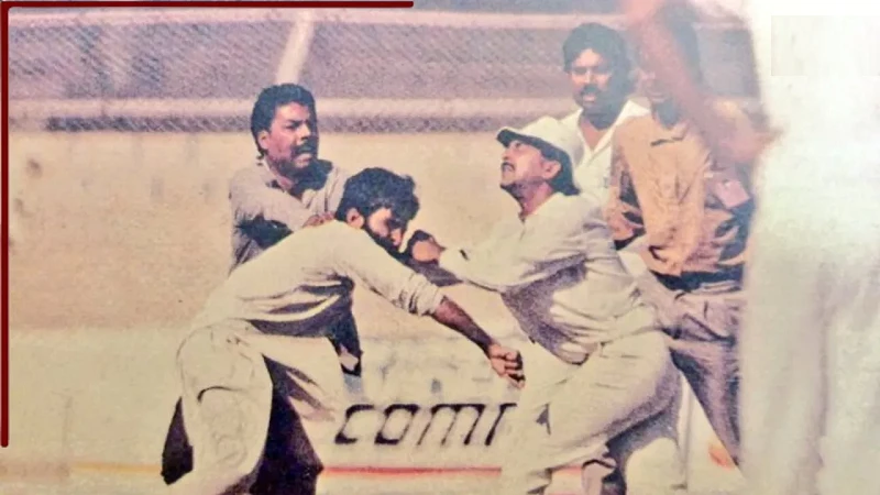 1989ல் பாகிஸ்தான் ரசிகர்களால் கத்தியால் தாக்கப்பட்ட முன்னாள் கேப்டன்…. அதிர்ச்சி அடைந்த கிரிக்கெட் வீரர்கள்… வரலாறு படைத்த போட்டி…!!!