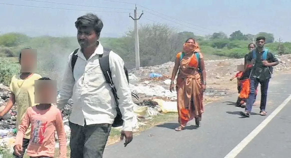 50 குடிபெயர்ந்த வடமாநில குடும்பங்கள்… வேலையை இழந்து பணம் இல்லாமல் ரோட்டில் நடந்து செல்லும் அவலம்… அதிர்ச்சி சம்பவம்…!!