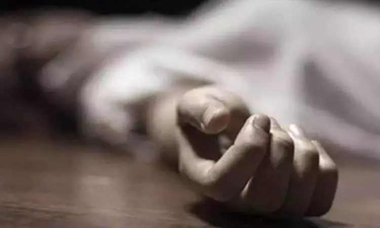 “ஸ்கூட்டியில் சென்ற தாய் மகள்”… ரயில் வருவதை கவனிக்காமல் தண்டவாளத்தில்… நொடிப் பொழுதில் நேர்ந்த பயங்கரம்…!!