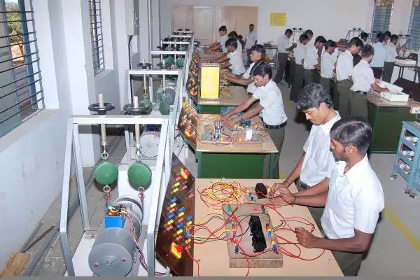 ITI முடித்தவர்களுக்கு குட் நியூஸ்… ரூ.14,000 உதவித்தொகை கொடுக்கும் தமிழக அரசு…. முழு விவரம் இதோ..!!