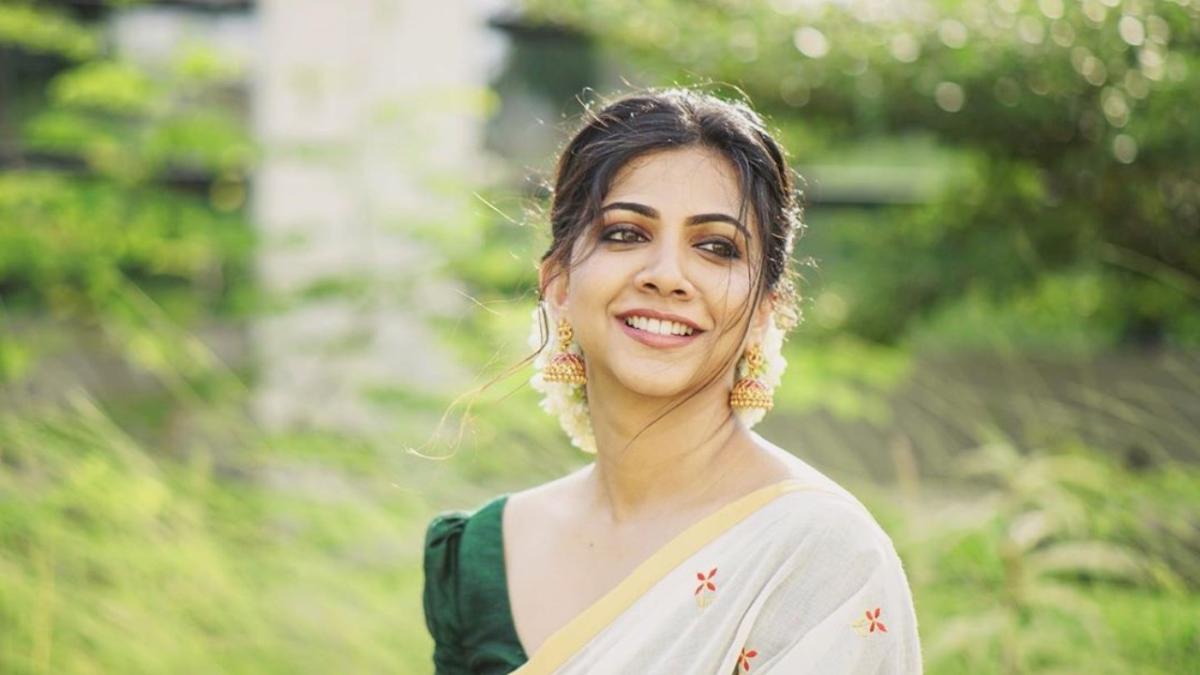 “தமிழ் அதிகமாக பேச மாட்டேன்” ஏன்னா அது நடந்துடக்கூடாது… மடோனா செபஸ்டியனை பாராட்டும் தமிழ் ரசிகர்கள்..!!