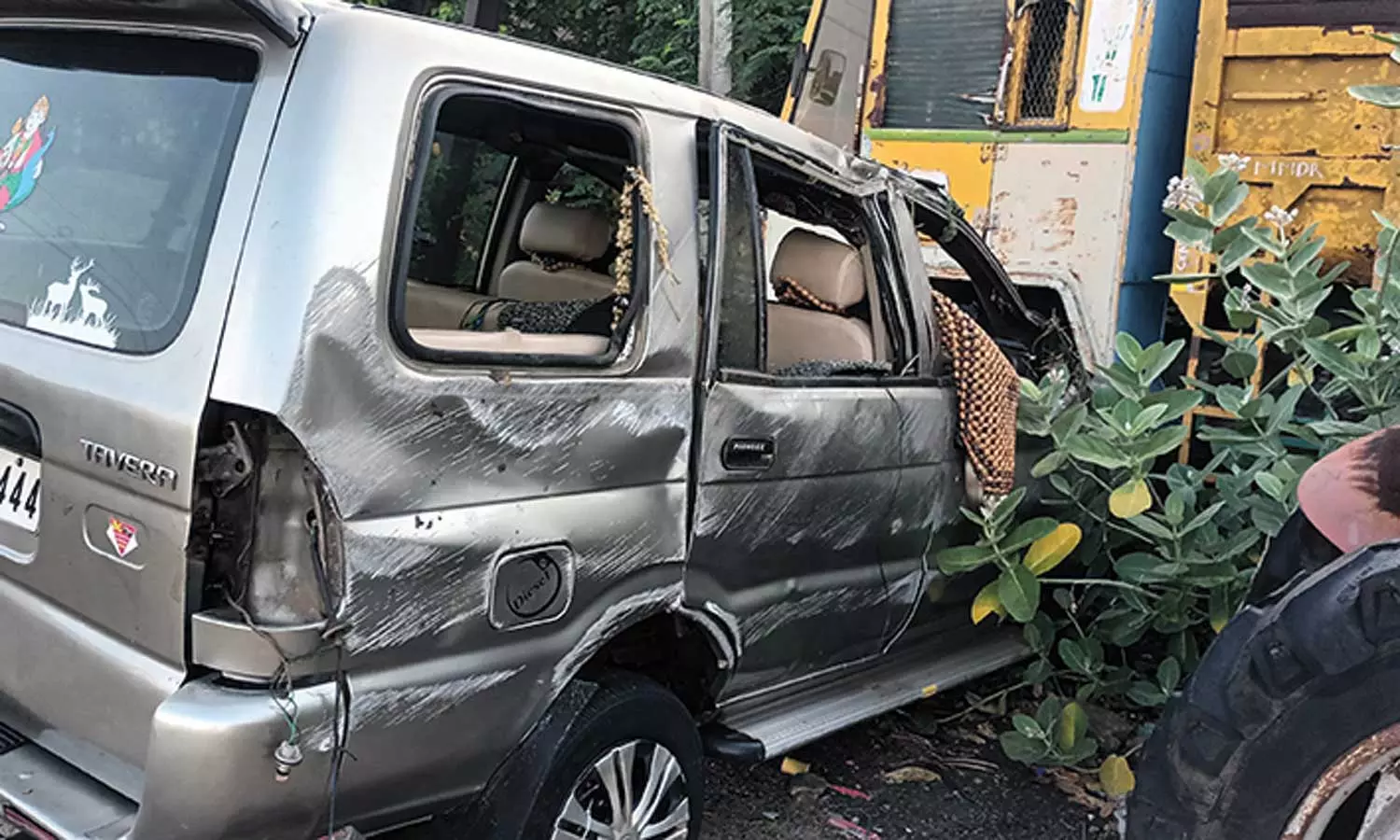 “கோவிலுக்கு சாமி தரிசனம் முடித்துவிட்டு வீட்டிற்கு திரும்பிய குடும்பத்தினர்”… கோர விபத்தில் தாய் மகன் பலி… உயிருக்கு போராடும் தந்தை…!!