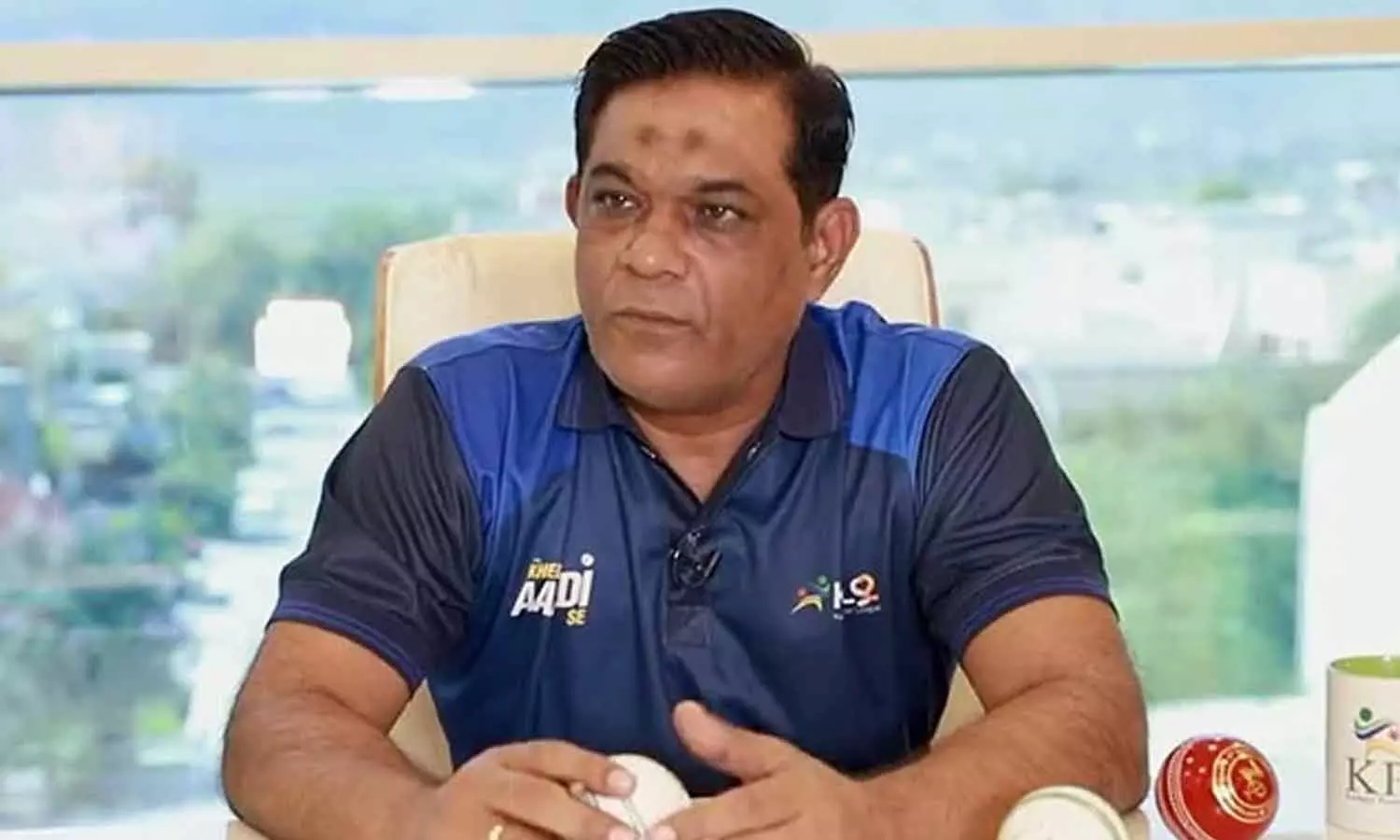 தோனி வரும்போது மிகப்பெரிய சத்தம் வருது… ஆனா அவரால பிரயோஜனமே இல்ல… கடுமையாக விமர்சித்த பாக்., அணி முன்னாள் வீரர்..!!