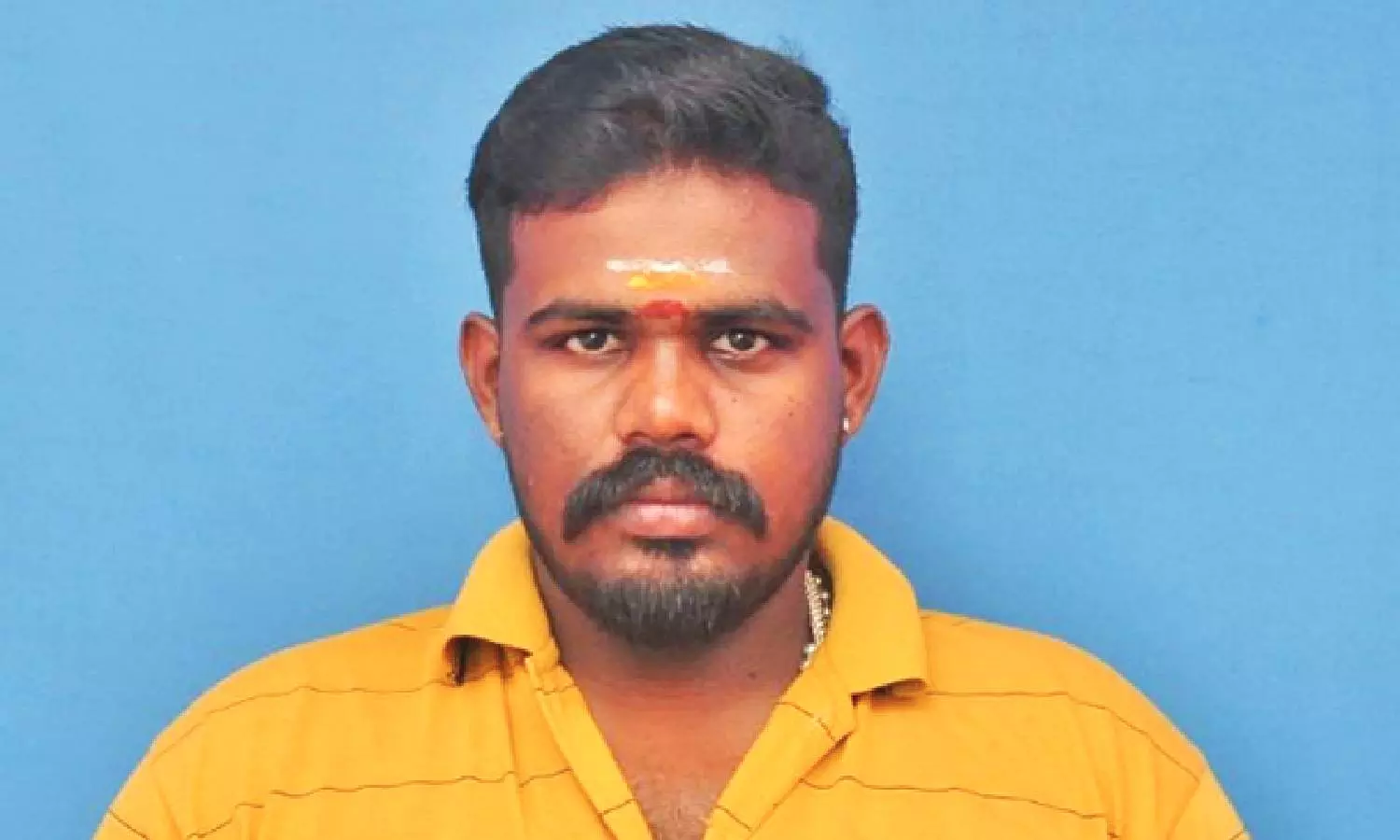 ரேஷன் கடையில் வைத்து தலையை துண்டாக வெட்டிக்கொலை… 4 பேர் கைது.. விசாரணையில் வெளிவந்த பகீர் தகவல்…!!!