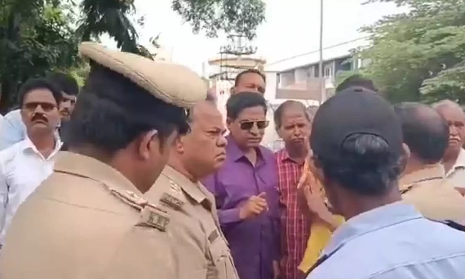 “தேர்வு எழுத சென்ற மாணவர்களிடம் அதை கழற்றி சொன்ன அதிகாரிகள்”… பாய்ந்தது ஆக்சன்..!!!
