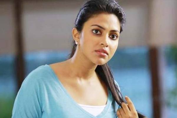 17 வயசுல அந்த படத்தால…. வெளியே கூட போக முடியாம தவித்தேன்… மனம் திறந்த நடிகை அமலாபால்..!!