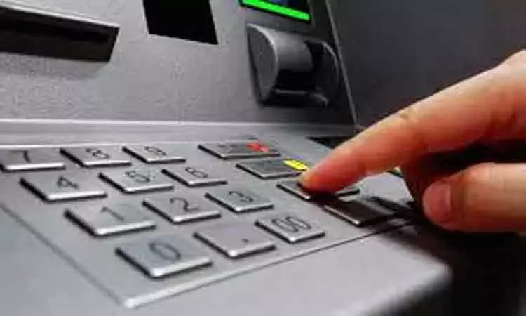 வங்கி வாடிக்கையாளர்களே..!! “நாடு முழுவதும் நாளை முதல் ATM-களில் பணம் எடுக்க புதிய விதிமுறை”… 5 முறைக்கு மேல் கட்டணம் கட்டாயம்..!!!