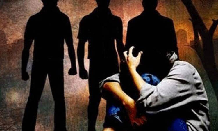 “அம்மாவுக்காக சாலையில் காத்து நின்ற சிறுமி”… காரில் வந்து கடத்திய வாலிபர்கள்… ஹோட்டலில் வைத்து கதற கதற… வீடியோ எடுத்து… பதற வைக்கும் சம்பவம்..!!