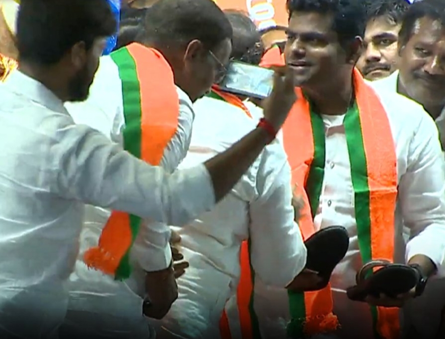 “சபதம் முடியும் முன்பே காலில் செருப்பு போட்ட அண்ணாமலை”… ஏன் தெரியுமா…? பாஜக நிகழ்ச்சியில் நடந்த செம சம்பவம்…!!!