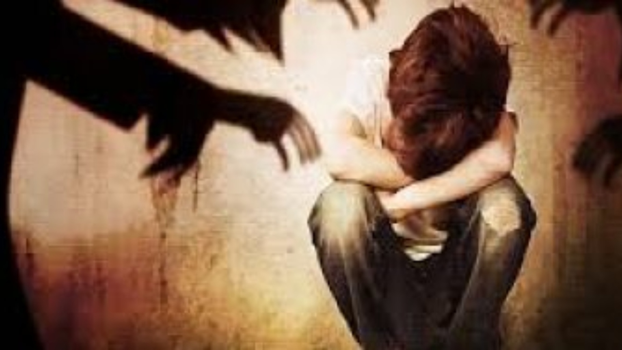“ஆபாச படங்கள்…” 7,10 வயது சிறுவர்களை மிரட்டிய 15 வயது சிறுவன்…. ஷாக்கான பெற்றோர்…. போலீஸ் அதிரடி….!!