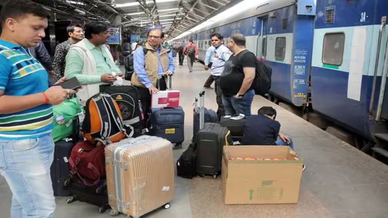 BREAKING: இனி ரயிலில் கூடுதல் லக்கேஜ்களுக்கு கட்டணம்…. தேர்வு ரயில்வே அதிரடி அறிவிப்பு….!!