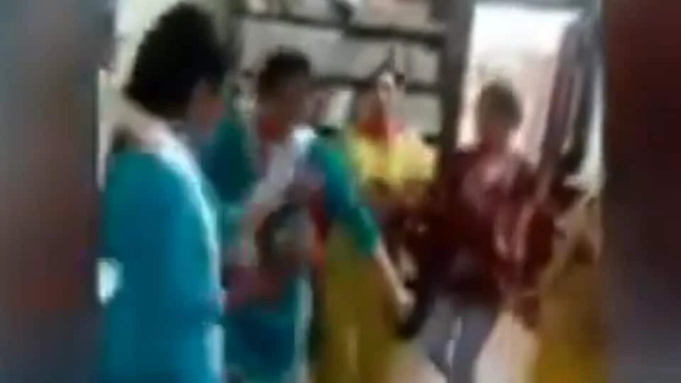 அரசுப் பள்ளியில் ஆட்டம் போட்ட ஆசிரியர்கள்… தரையை துடைத்து குப்பையை அள்ளும் மாணவர்கள்… சர்ச்சை வீடியோ..!!