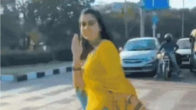 ரீல்ஸ் மோகம்… பட்டப் பகலில் நடு ரோட்டில் நடனமாடிய பெண்… மடக்கிப் பிடித்த போலீஸ்…. விசாரணையில் வெளிவந்த உண்மை..!!