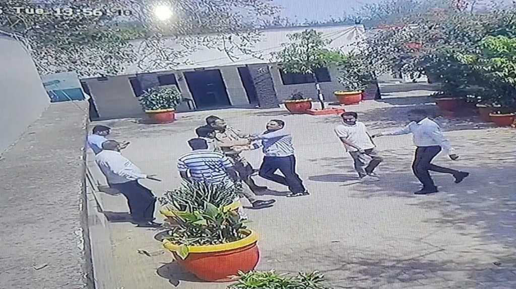 அவரு கிட்ட தப்பா நடந்துக்கிட்டாரு…! “அரசு ஊழியரை வெளியே இழுத்து போட்டு அடித்த மாஜிஸ்திரேட்”… நேரில் சென்று தண்டனையா..? வைரலாகும் வீடியோ..!!