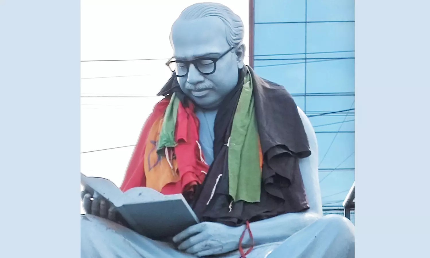 காலையிலேயே அதிர்ச்சி..!! “பேரறிஞர் அண்ணா சிலை மீது திமுக, பாஜக கொடிகள்”… தஞ்சையில் பரபரப்பு..!!