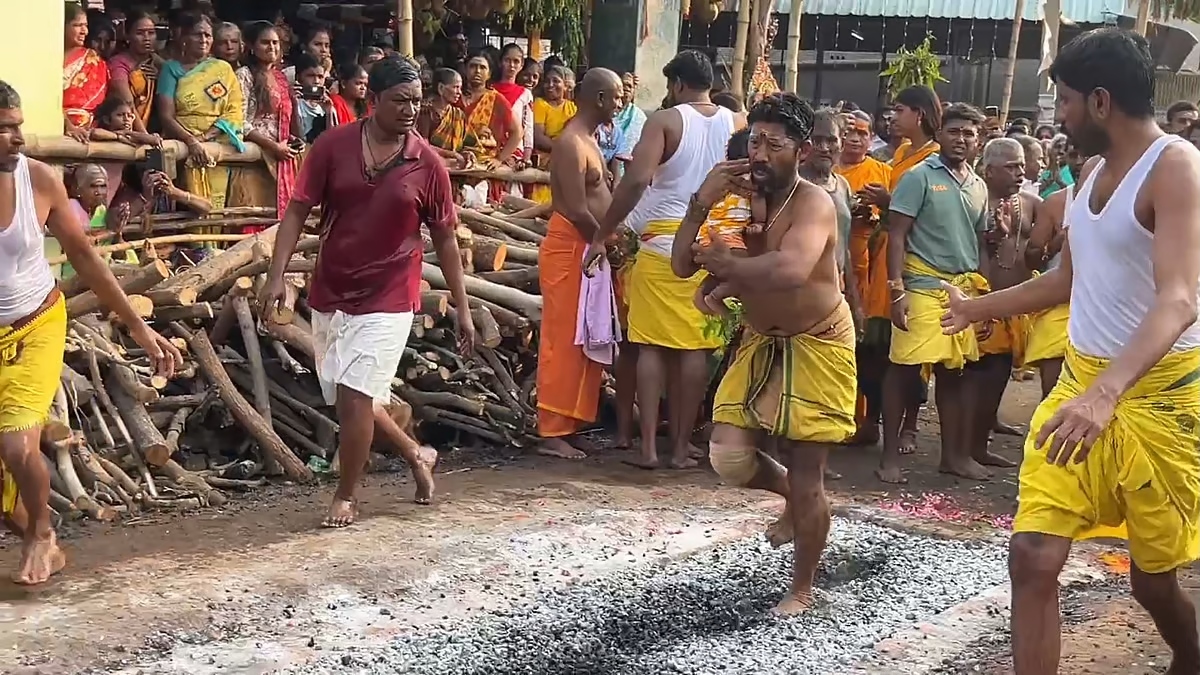 “தீமிதி திருவிழா”… 6 மாத கை குழந்தையுடன் தீ குண்டத்தில் விழுந்த தந்தை… அலறிய பக்தர்கள்… அதிர்ச்சி சம்பவம்..!!