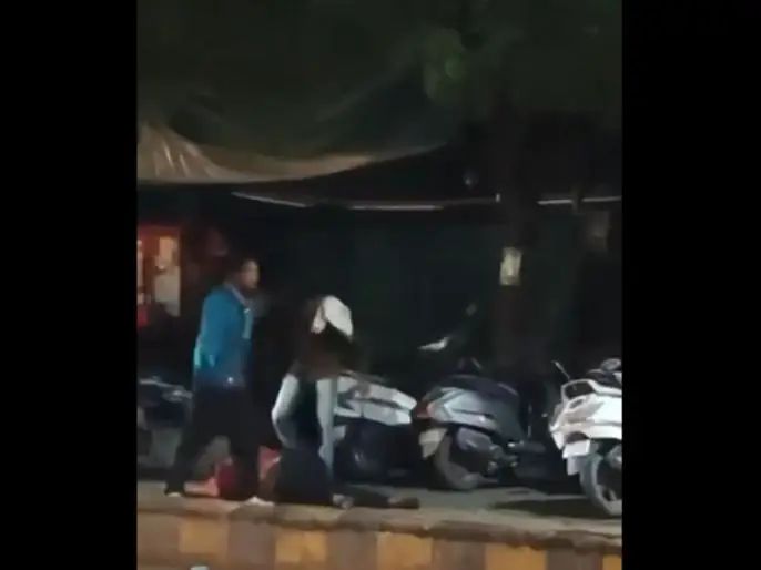 “நடு ரோட்டில் அரங்கேறிய கொடூரம்”… ஒரு நபரை சுற்றி வளைத்த 5 பேர்… அரிவாளால் துடிக்க துடிக்க வெட்டி படுகொலை… பகீர் வீடியோ..!!
