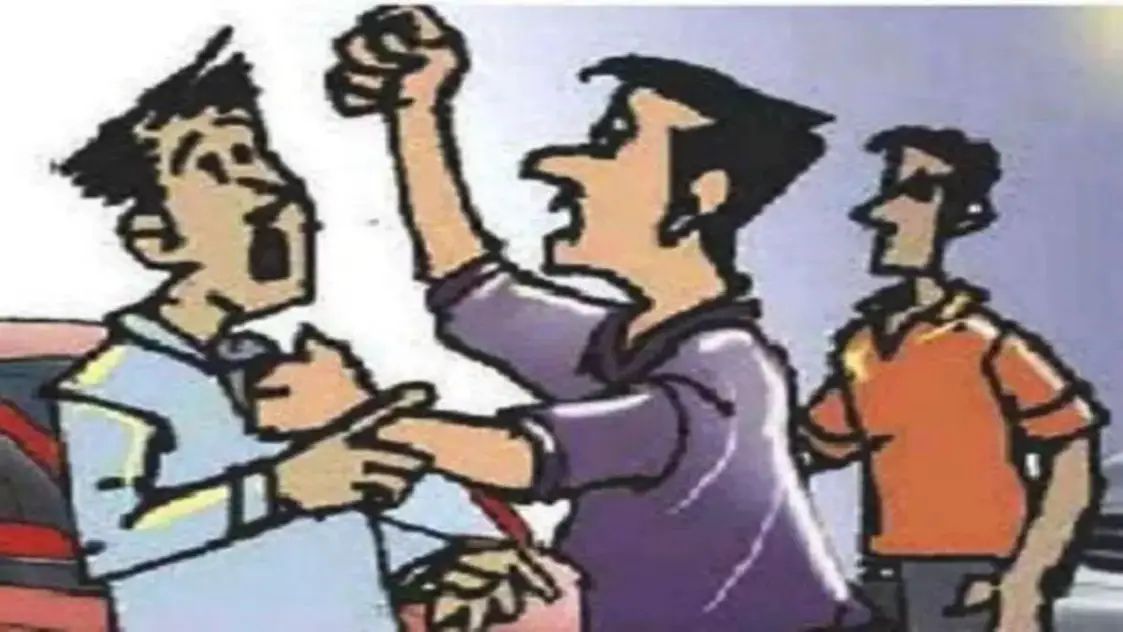 கள்ளக்காதலனுடன் ஓடிய மனைவி…. 12 பேருடன் சென்று, வாலிபரை அடித்து டிரெஸ்ஸை கழற்றி… கொடூர சம்பவம்…!!