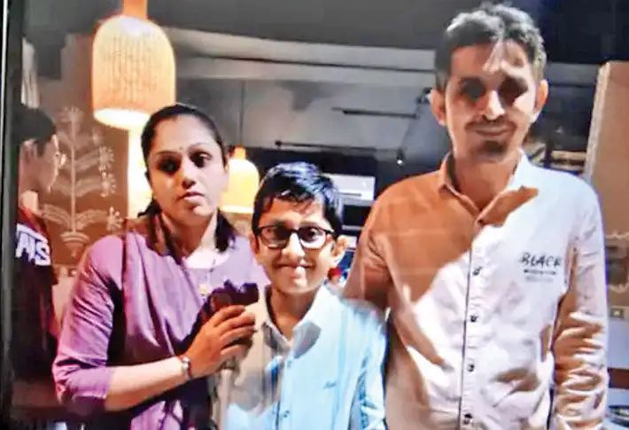 அடுத்தடுத்த அடி…! “சிகிச்சையில் மனைவி…” பிள்ளையுடன் கோவிலுக்கு சென்று தம்பதி செய்த காரியம்…. வெளியான திடுக்கிடும் தகவல்கள்…!!