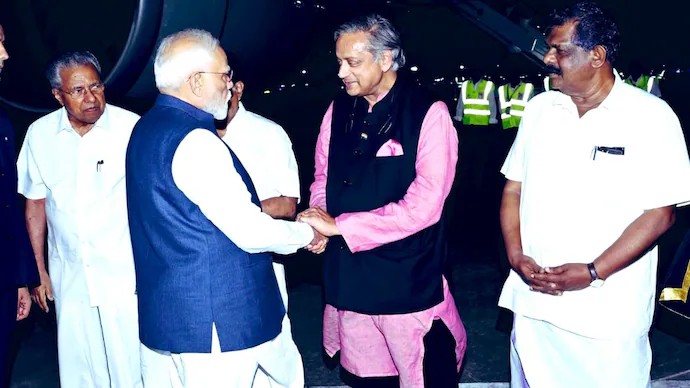 “எம்பி சசிதரூர் என்னுடன் இருக்கிறார்”… இனி பலரின் தூக்கம் பறிபோகும்… காங்கிரசை மறைமுகமாக சாடிய பிரதமர் மோடி… அந்தப் பதிவுதான் ஹைலைட்..!!