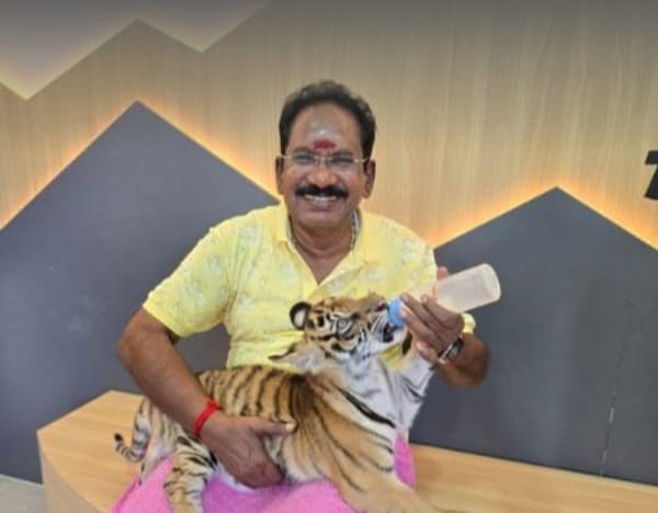 “தாயில்லா புலிக்குட்டிக்கு பாலூட்டினேன்”… இதுதான் என் வாழ்க்கையின் பெஸ்ட் புகைப்படம்… செல்லூர் ராஜு உருக்கம்… கலாய்க்கும் நெட்டிசன்ஸ்..!!!