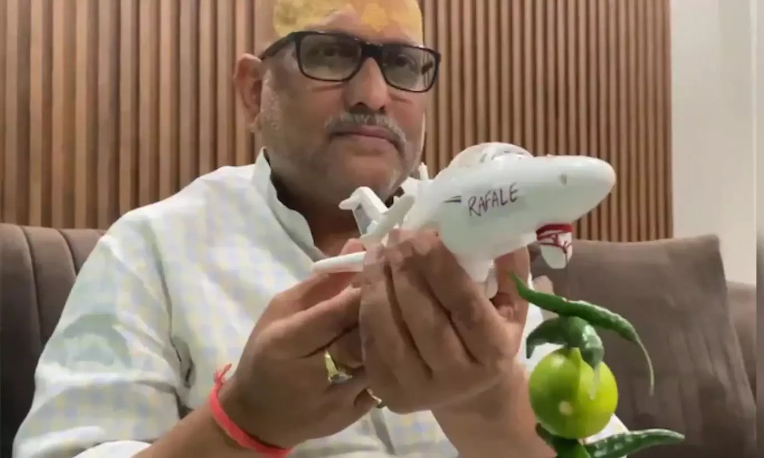 “ரபேல் போர் விமானத்தில் தொங்கும் எலுமிச்சை மற்றும் மிளகாய்”.. பொம்மையை வைத்து பாஜக அரசை கலாய்த்த காங்கிரஸ் தலைவர்… வைரலாகும் வீடியோ..!!