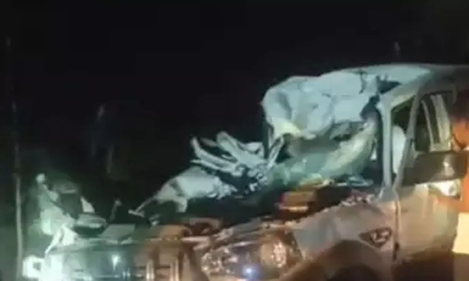 டிராக்டர்- கார் நேருக்கு நேர் மோதல்… திருமணத்திற்கு சென்று திரும்பிய போது நேர்ந்த சோகம்…8 பேர் உயிரிழப்பு..!!