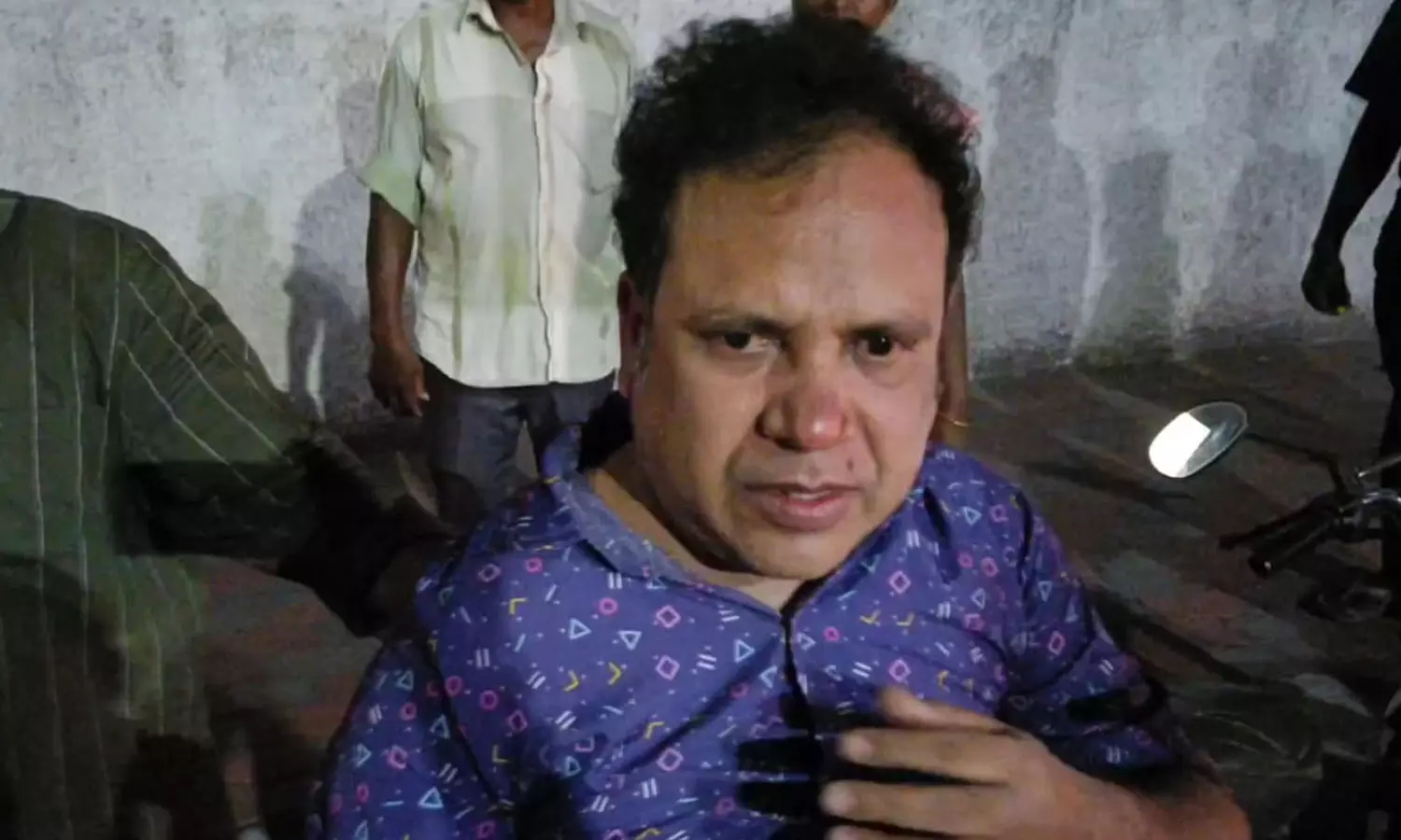 “இரவு 9:30 மணி”… கலெக்டர் ஆபீஸ் முன்பாக நடந்து சென்ற இளம் பெண்.. திடீரென பைக்கில் வந்து அத்துமீறிய நபர்… தர்ம அடி கொடுத்த மக்கள்… சேலத்தில் அதிர்ச்சி..!!!