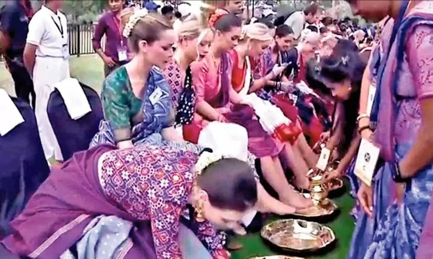 “72-வது உலக அழகி போட்டி”… 110 போட்டியாளர்களை வரிசையாக அமர வைத்து பாத பூஜை செய்த பெண்கள்… வைரலாகும் வீடியோ..!!!