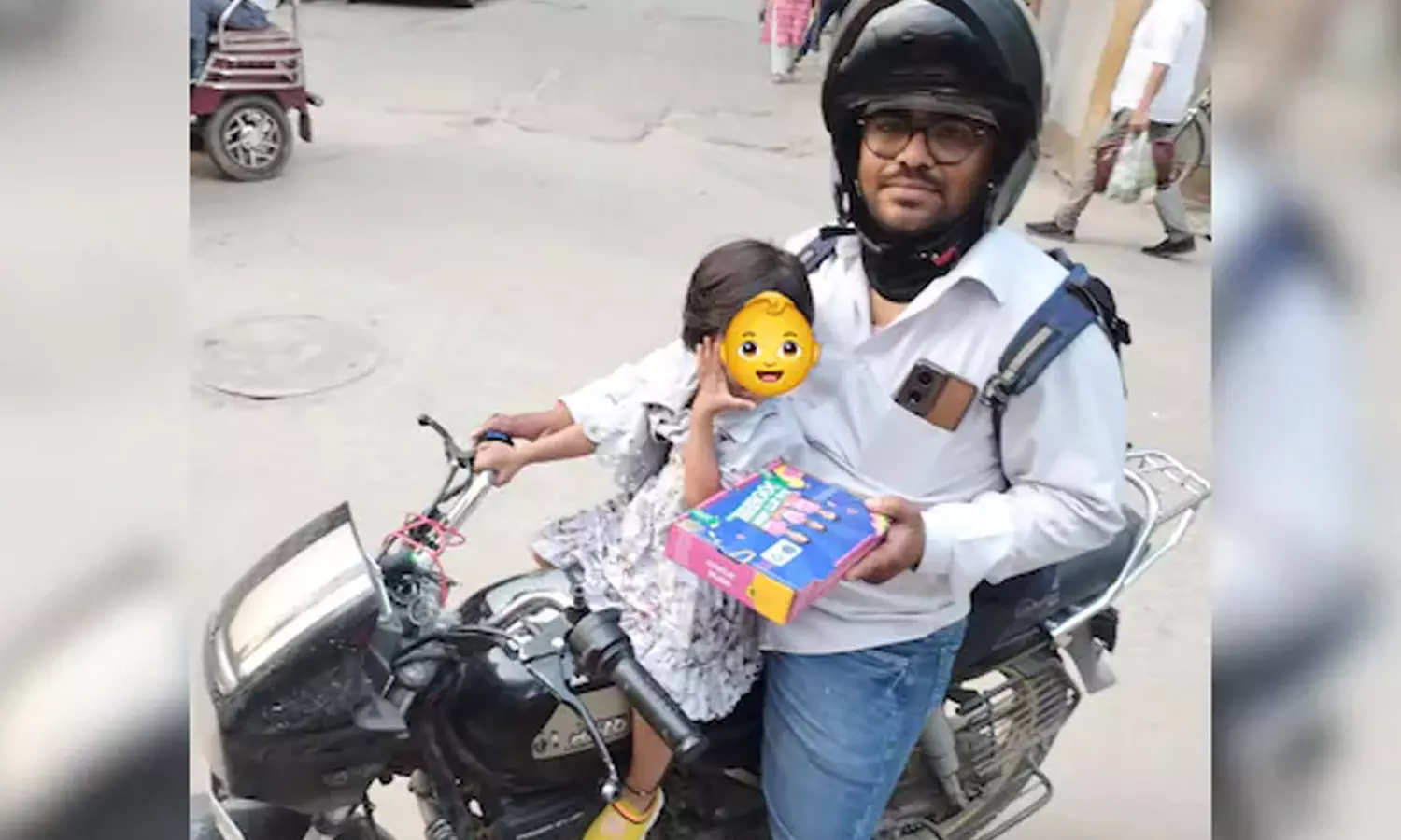 2 வயது குழந்தையுடன் உணவு டெலிவரி செய்யும் தந்தை… என் மகள் வடிவில் லட்சுமி என் வீட்டில் இருக்கிறார்… எனக்கு எந்த உதவியும் வேண்டாம்…!!!