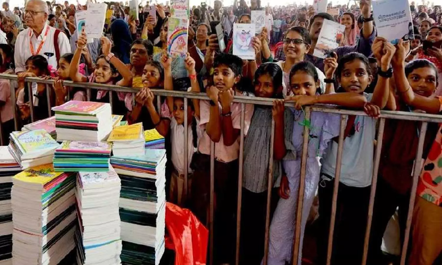 மாணவர்களுக்கு குட் நியூஸ்..! பள்ளிகள் திறந்த பிறகு புத்தகங்கள் கொண்டுவர வேண்டாம்… மாநில அரசின் அசத்தல் அறிவிப்பு.!!
