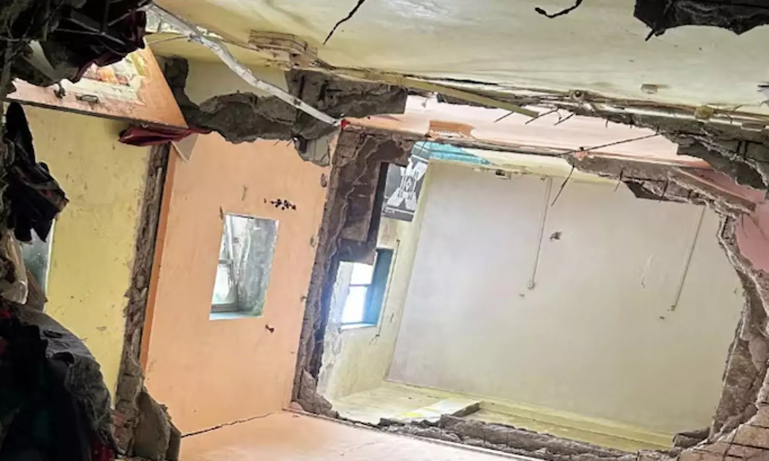 “கட்டிடத்தை காலி செய்யக் கூறியும் வீட்டில் இருந்த குடும்பத்தினர்”… இடிந்து விழுந்த மேற்கூரை.. சிறுமி உட்பட 6 பேர் துடி துடித்து பலி..!!