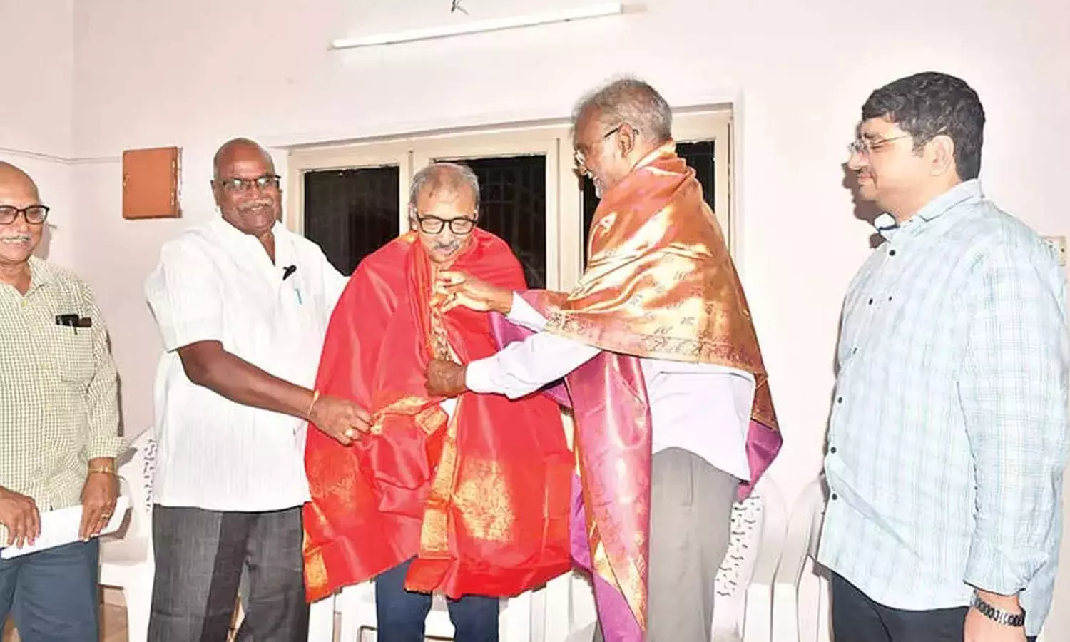 “மூச்சிருக்கும் வரை கல்வியை தொடர்வேன்”… 70 வயதில் 61 பட்டங்கள்… வியக்க வைக்கும் மனநல மருத்துவர்..!!